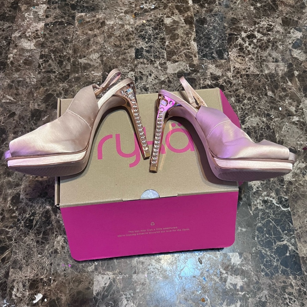 BCBGMAXAZRIA Satin Peep-Toe Slingback Pumps Rose-Gold Size 10M (flawed interior)